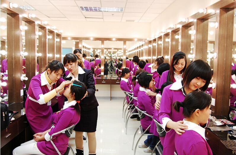 柳州美发学校哪个好发型师工资9000正常吗